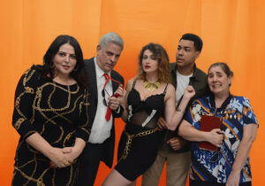 Amante-com-Amante-se-Paga-Elenco-scaled.jpg