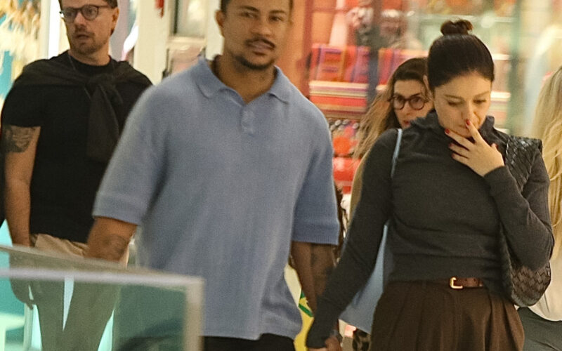 Cheirinho-de-volta_-Sophie-Charlotte-e-Xama-sao-vistos-de-maos-dadas-em-shopping.jpg