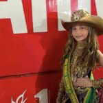 Mini Rainha Nacional do Rodeio 2026, Alycia Vitória Soares emociona público e é aplaudida na abertura da Festa do Peão de Pitangueiras 