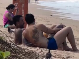 cada-vez-mais-proximos-carlinhos-maia-e-personal-trainer-sao-flagrados-em-praia.jpg