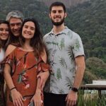 William Bonner emociona ao tatuar foto dos filhos em homenagem aos 29 anos dos trigêmeos